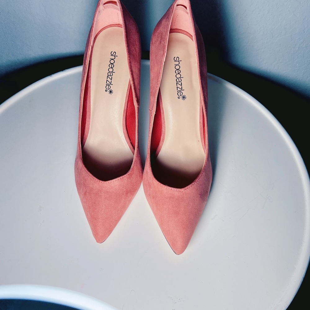 CLEARANCE SHOEDAZZLE suede pumps